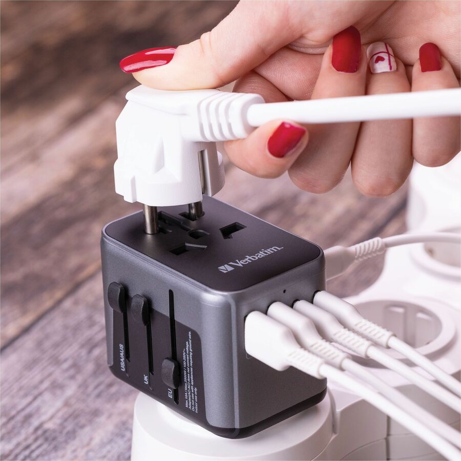 Verbatim UTA-03 Universal Travel Adapter 30W - USB -C, USB-A